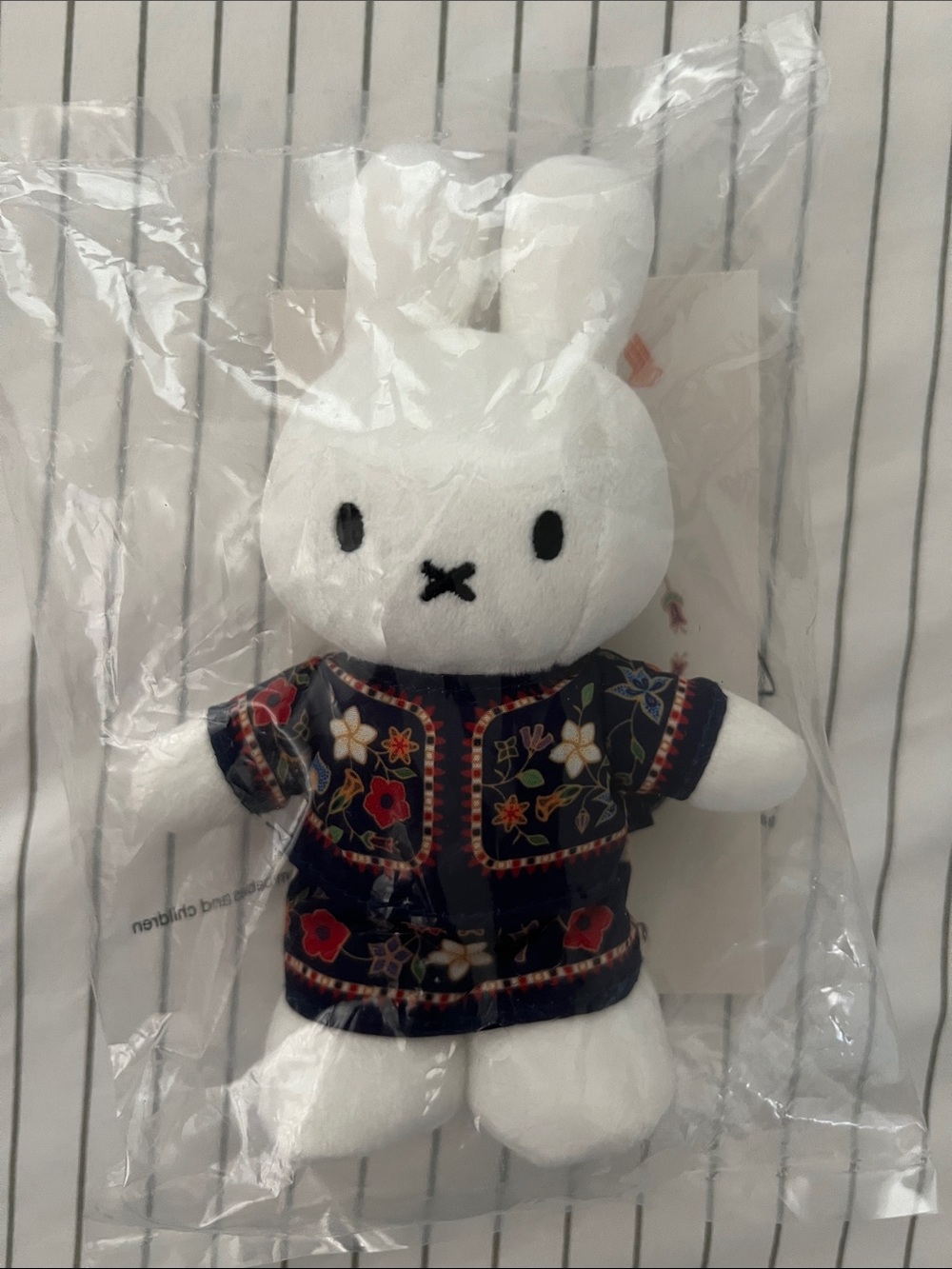 Miffy x Singapore Airlines batik label (limited edition) Plush Pendant bag charm - Picture 2 of 3